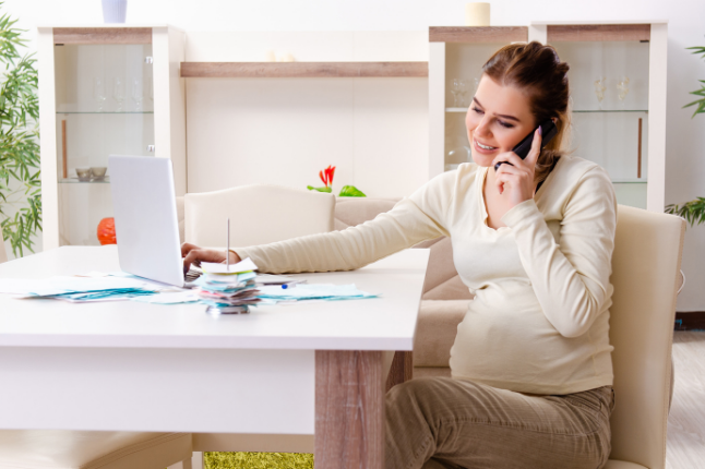 Schwangere Frau schreibt eine To-Do-Liste