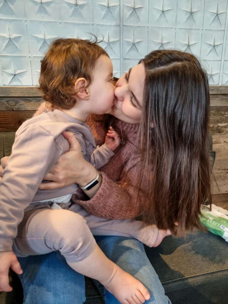 Stefanie Vogel von Mal eben Mama und ihre Tochter küssen sich um den ersten Geburtstag rum